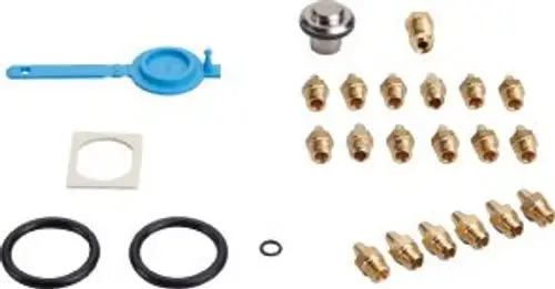 Bosch Gasart-Umbausatz mit verschiedenen Messingdüsen, O-Ringen, einer Dichtplatte und einem blauen Bedienwerkzeug zur Anpassung von Gasgeräten.